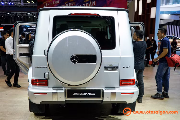 Bước vào bên trong cabin, nội thất của Mercedes G-Class 2019 mới được thiết kế rất sang trọng và trang bị đầy ấp công nghệ hơn so với thế hệ trước. Nội thất G-Class mới từng là chủ đề gây tranh cãi khi nó mới ra mắt, nhiều ý kiến cho rằng G-Class là mẫu xe SUV việt dã, biểu tượng xe ''lội bùn lội suối'' và nó không cần phải quá sang trọng.