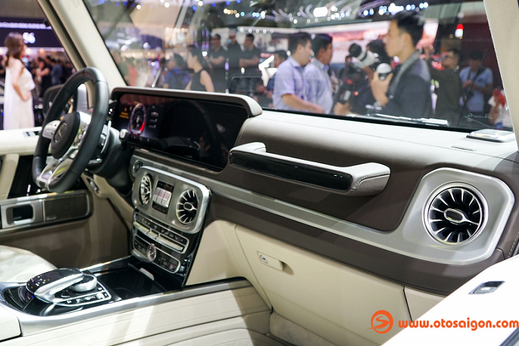 Đèn pha LED High Performance sẽ là trang bị tiêu chuẩn trên G63 mới, ngoài ra khách hàng có thể tùy chọn nâng cấp thành đèn pha Multi-beam LED hiện đại hơn. Cản trước xe cứng cáp nhưng được vuốt lại cong hơn để cải thiện tính khí động học. Phía sau xe vẫn là kiểu hộp vuông với kính hậu thẳng đứng đặc trưng, “đeo ba lô” là một lốp dự phòng.