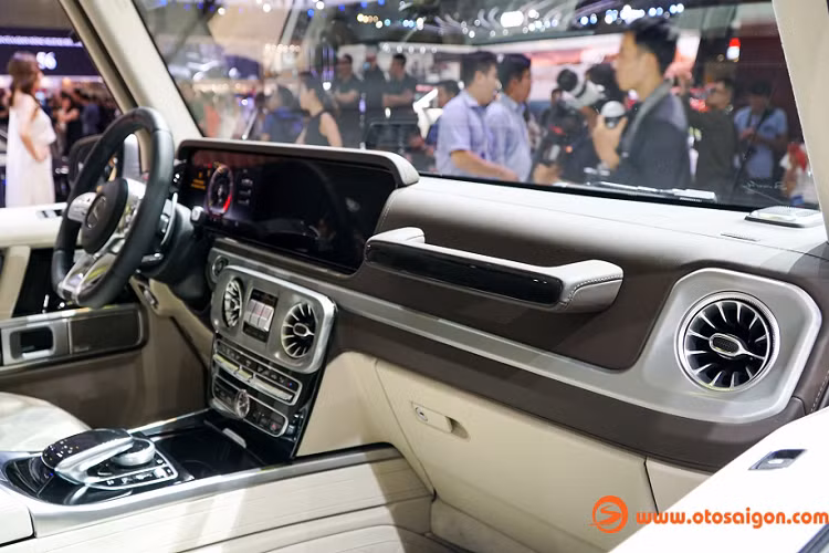 Đèn pha LED High Performance sẽ là trang bị tiêu chuẩn trên G63 mới, ngoài ra khách hàng có thể tùy chọn nâng cấp thành đèn pha Multi-beam LED hiện đại hơn. Cản trước xe cứng cáp nhưng được vuốt lại cong hơn để cải thiện tính khí động học. Phía sau xe vẫn là kiểu hộp vuông với kính hậu thẳng đứng đặc trưng, “đeo ba lô” là một lốp dự phòng.