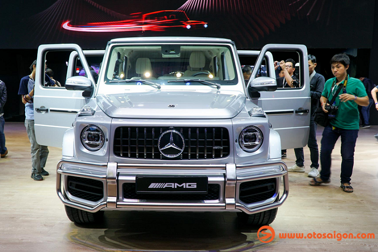 Là một trong những dòng xe SUV mang tính biểu tượng, G-Class mới vẫn giữ dáng thiết kế vuông vức, tạo hình dáng hộp trong mạnh mẽ và nam tính như thế hệ ban đầu. Phần đầu xe sử dụng cụm lưới tản nhiệt dạng thanh ngang quen thuộc (thanh dọc trên bản AMG). Cặp đèn pha trước hình tròn cổ điển nằm sâu bên trong hốc đèn nhưng vẫn nổi bật với viền LED.