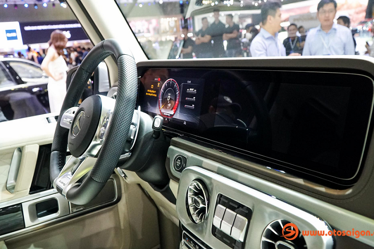 Theo đại diện Mercedes, để cảm nhận chiếc này so với các xe G63 đời trước thì chủ nhân đã ra nước ngoài lái thử chiếc G63 trong 1 tuần. Dù xém chút nữa chọn chiếc Maserati GranCabrio Sport nhưng cuối cùng cũng thuyết phục để đặt chiếc G63 này. Mẫu xe Mercedes-AMG G63 màu Irrdium Silver là 1 trong 2 chiếc chính hãng đầu tiên về Việt Nam.