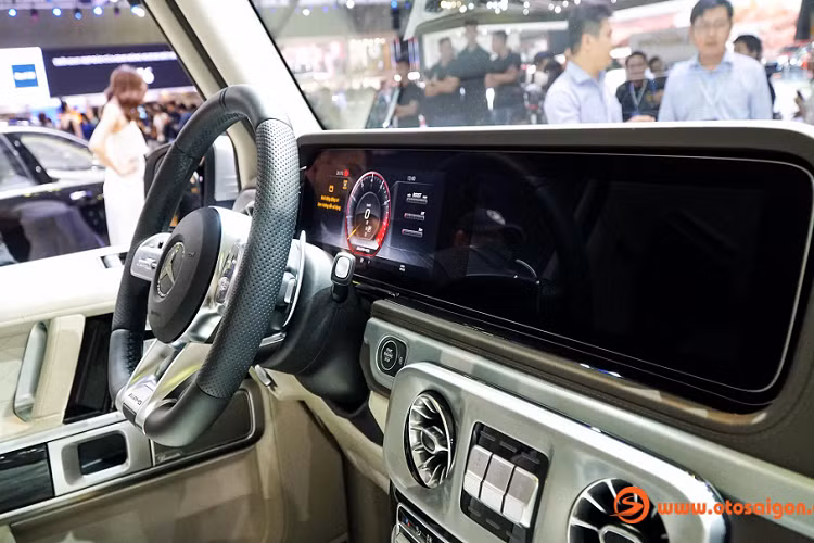 Theo đại diện Mercedes, để cảm nhận chiếc này so với các xe G63 đời trước thì chủ nhân đã ra nước ngoài lái thử chiếc G63 trong 1 tuần. Dù xém chút nữa chọn chiếc Maserati GranCabrio Sport nhưng cuối cùng cũng thuyết phục để đặt chiếc G63 này. Mẫu xe Mercedes-AMG G63 màu Irrdium Silver là 1 trong 2 chiếc chính hãng đầu tiên về Việt Nam.