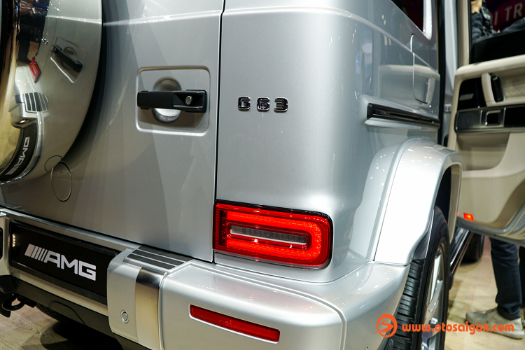 Cabin G-Class sử dụng 2 màn hình kích thước 12,3 inch kéo dài từ cụm đồng hồ hỗ trợ lái sang màn hình giải trí trung tâm tích hợp hệ thông tin giải trí COMAND ONLINE. G-Class được sản xuất tại nhà máy Magna Steyr ở Graz, nước Áo - Nơi lắp ráp chiếc SUV mang tính biểu tượng off-road kể từ năm 1979. G-Class không phải là chiếc xe làm ra để đẹp, để "cày" hay để đi nhanh.