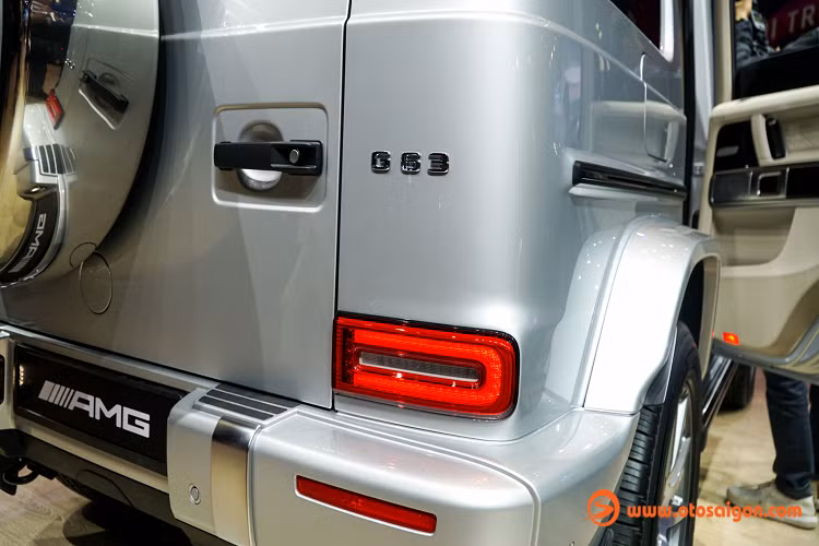 Cabin G-Class sử dụng 2 màn hình kích thước 12,3 inch kéo dài từ cụm đồng hồ hỗ trợ lái sang màn hình giải trí trung tâm tích hợp hệ thông tin giải trí COMAND ONLINE. G-Class được sản xuất tại nhà máy Magna Steyr ở Graz, nước Áo - Nơi lắp ráp chiếc SUV mang tính biểu tượng off-road kể từ năm 1979. G-Class không phải là chiếc xe làm ra để đẹp, để "cày" hay để đi nhanh.