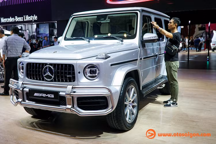  Mercedes-Benz G-Class 2019 thế hệ mới (W464) phiên bản G63 sử dụng động cơ xăng V8 dung tích 4.0L tăng áp kép biturbo cho công suất 577 mã lực + 850Nm tại dải vòng tua 2.500 - 3.500 v/p. Sức mạnh được truyền xuống bốn bánh thông qua hộp số tự động 9 cấp (9AT). Nhờ đó, chiếc SUV Đức có thể tăng tốc từ 0 - 100km/h chỉ trong vòng 4,5 giây trước khi đạt tốc độ tối đa 220km/h.