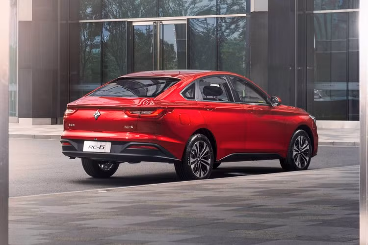 Về Baojun RC-6, chiếc crossover thể thao lớn hơn cả RM-5, xe có kích thước dài x rộng x cao lần lượt là 4.925 x 1.880 x 1.580 mm, chiều dài cơ sở 2.800 mm và gầm xe 1988 mm. RC-6 có sẵn với 6 biến thể khác nhau, giá bán từ 11.970 USD - 17.470 USD (khoảng 278,3 - 406,2 triệu đồng).