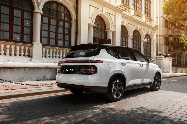 Chưa hết, hai mẫu xe mới nhất của Baojun còn sở hữu hệ thống thông tin giải trí mới với hai màn hình cỡ lớn và có thể được cập nhật qua mạng dễ dàng, có tính năng ra lệnh bằng giọng nói tiên tiến, đồng thời tích hợp điện thoại thông minh cho phép người dùng sử dụng các ứng dụng như WeChat trong khi lái xe.