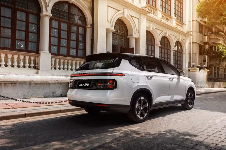 Chưa hết, hai mẫu xe mới nhất của Baojun còn sở hữu hệ thống thông tin giải trí mới với hai màn hình cỡ lớn và có thể được cập nhật qua mạng dễ dàng, có tính năng ra lệnh bằng giọng nói tiên tiến, đồng thời tích hợp điện thoại thông minh cho phép người dùng sử dụng các ứng dụng như WeChat trong khi lái xe.