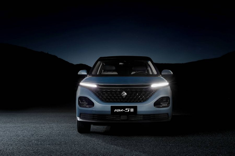 Ứng dụng Baojun còn cho phép khách hàng có thể khóa / mở khóa và khởi động xe bằng điện thoại thông minh từ xa, cũng như kiểm tra trạng thái thời gian thực của xe ô tô, bao gồm cả vị trí của xe.