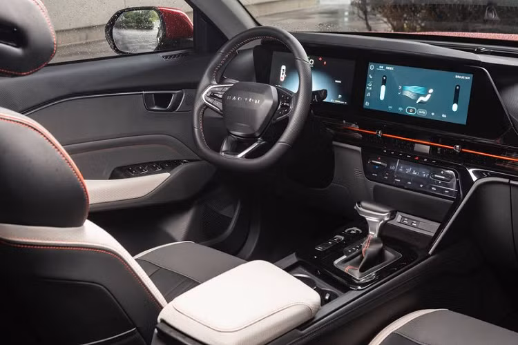 Các tính năng an toàn đáng chú ý khác bao gồm hỗ trợ lái xe khi tắc đường, hỗ trợ duy trì làn đường, cảnh báo chệch làn, hỗ trợ hành trình thông minh, hỗ trợ tránh va chạm tại điểm mù, nhận diện biển báo giao thông và hỗ trợ cảnh báo tốc độ giới hạn.