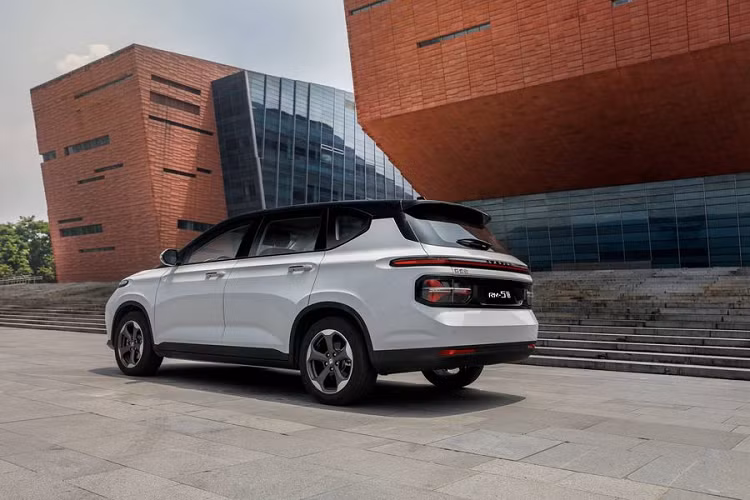 Cả Baojun RM-5 và RC-6 đều dùng chung động cơ tăng áp 1.5 lít 4 xi-lanh cho công suất 145 mã lực và mô-men xoắn cực đại 245Nm, đi kèm là hộp số sàn 6 cấp tiêu chuẩn hoặc tùy chọn số vô cấp CVT có khả năng mô phỏng 8 cấp ảo.