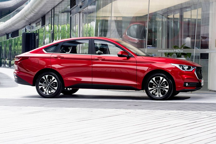 Trong đó, mẫu xe ôtô Baojun RM-5 là một chiếc minivan rộng rãi có chiều dài 4.705 mm, rộng 1.806 mm, cao 1.645 mm và chiều dài cơ sở 2.750 mm. Không gian bên trong xe có thể chở tối đa 7 hành khách, ngoài ra, xe cũng có sẵn với cấu hình 5 hoặc 6 chỗ ngồi.