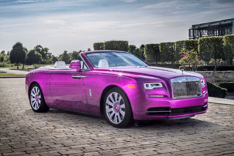 Nội thất da xe Cullinan 'Fux Orange’ có màu trắng Arctic White được bọc thủ công và đi chỉ viền cam nổi bật. Ký tự ‘RRs’ được thêu nổi màu cam trên tựa đầu. Màu trắng Arctic White và màu cam Fux còn xuất hiện trên vô lăng, thảm sàn và được kết hợp rất đẹp mắt