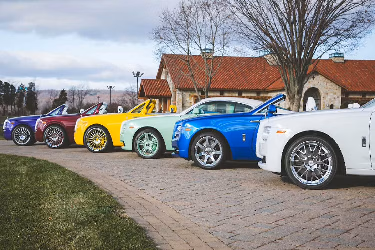 Đội ngũ cá nhân hóa và Michael Fux đã làm việc với nhau gần 1 năm để đem đến một màu cam giống nhất trong trí nhớ của ông. Màu cam trên xe được tạo thành bởi 7 lớp sơn khác nhau và được đánh bóng bằng tay nhiều giờ liền ở trung tâm detail Surface Finish Center. Sự kết hợp giữa sắc cam rực rỡ và màu đen sang trọng tạo nên ấn tượng đặc biệt cho mẫu SUV này.