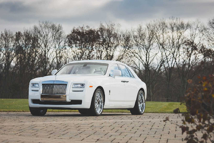 Những chiếc xe Rolls-Royce luôn gắn liền với những động cơ V12 cỡ lớn, Cullinan cũng vậy khi nó được lắp động cơ V12 dung tích 6.75L tăng áp kép (twin-turbo) mạnh 561 mã lực và mô-men xoắn cực đại lên đến 850Nm dễ dàng đạt được ngay ở vòng thua máy thấp 1.600 v/p.