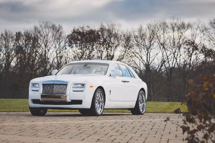 Những chiếc xe Rolls-Royce luôn gắn liền với những động cơ V12 cỡ lớn, Cullinan cũng vậy khi nó được lắp động cơ V12 dung tích 6.75L tăng áp kép (twin-turbo) mạnh 561 mã lực và mô-men xoắn cực đại lên đến 850Nm dễ dàng đạt được ngay ở vòng thua máy thấp 1.600 v/p.