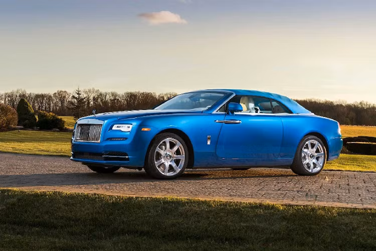 Ở Rolls-Royce, không có giới hạn cho sự cá nhân hoá và sẽ không ai lái một chiếc Cullinan hay Phantom tiêu chuẩn về nhà. Các khách hàng của Rolls-Royce có thể trả số tiền lên đến nửa triệu đô la cho hoặc thậm chí hơn nữa để chiếc xe của mình "độc" nhất có thể.