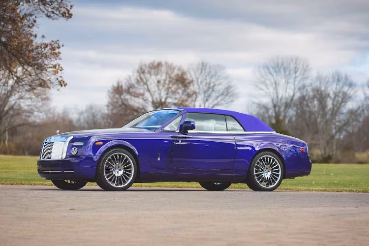 Cỗ máy V12 này kết hợp với hộp số tự động 8 cấp và hệ dẫn động bốn bánh (AWD) toàn thời gian. Với sức mạnh này, Cullinan tăng tốc từ 0 - 100km/h chỉ trong 4,8 giây khi mang trọng lượng nặng hơn 2,6 tấn.