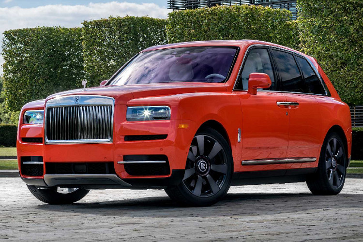 Trong đó, sản phẩm mới nhất Rolls-Royce của Michael Fux sở hữu là chiếc SUV Cullinan màu cam Fux. Qúy ngài này đã thử thách đội ngũ Bespoke của Rolls-Royce khi muốn chiếc xe của mình có một màu cam giống với mảnh lụa mà ông từng thấy một quý bà ở South Florida choàng.