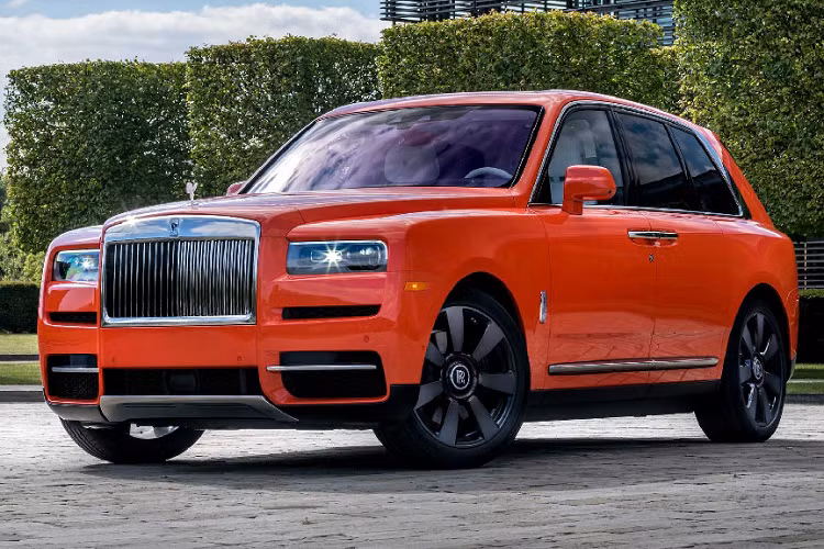 Trong đó, sản phẩm mới nhất Rolls-Royce của Michael Fux sở hữu là chiếc SUV Cullinan màu cam Fux. Qúy ngài này đã thử thách đội ngũ Bespoke của Rolls-Royce khi muốn chiếc xe của mình có một màu cam giống với mảnh lụa mà ông từng thấy một quý bà ở South Florida choàng.