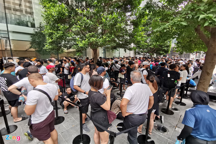 Nguoi Viet mua 6 chiec iPhone: 'Toi mang ve lam qua'-Hinh-2