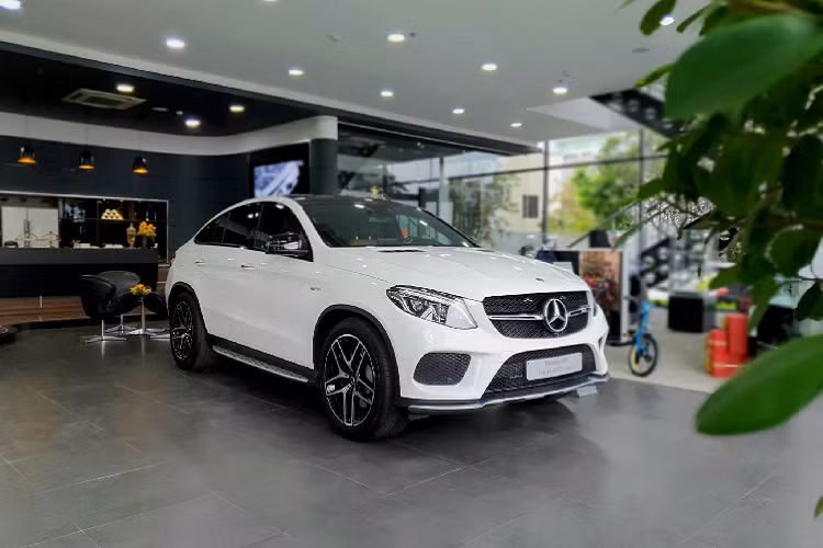 Ngoài ra, GLE 43 còn sử dụng hệ thống treo khí nén, hệ thống lái thể thao trợ lực điện Direct-Steer, vô-lăng tích hợp lẫy chuyển số, 5 chế độ lái Comfort, Sport, Sport+, Slippery và Individual.