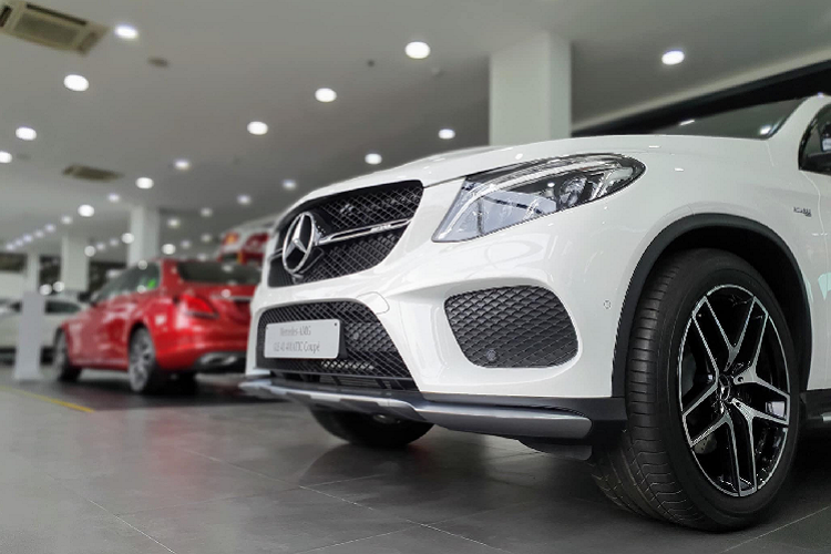 Tại thời điểm ra mắt giá xe Mercedes-AMG GLE 43 bán ra 4,47 tỷ đồng, nó gây ấn tượng với thiết kế pha trộn giữa crossover và coupe giống như mẫu xe đối thủ BMW X6. Xe hầm hố với body kit AMG đặc trưng, bộ vành hợp kim 5 chấu kép 21 inch kết hợp với lốp 315/40.