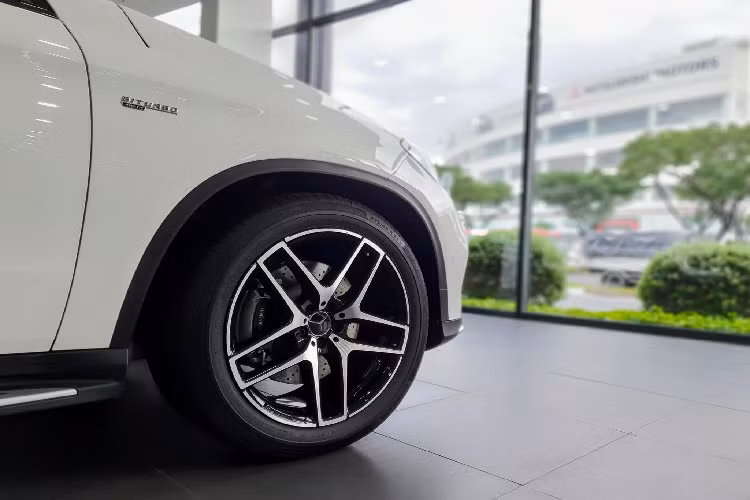 Hàng ghế trước chỉnh điện, nhớ 3 vị trí tích hợp sưởi, thông gió. Điều hòa tự động 3 vùng, cửa hít. Hệ thống thông tin giải trí với màn hình TFT 8 inch, hệ thống âm thành vòm Harman Kardon với 14 loa. Cửa sổ trời panorama.