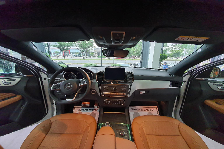 Mẫu xe sang Mercedes-AMG GLE 43 sử dụng động cơ xăng 3,0 lít V6 tăng áp kép, cho công suất tối đa 367 mã lực và mô men xoắn cực đại 520 Nm. Hộp số tự động 9 cấp 9G-Tronic kết hợp hệ dẫn động 4 bánh toàn thời gian 4Matic. Xe tăng tốc từ 0-100 km/h trong 5,7 giây, tốc độ tối đa 250 km/h.