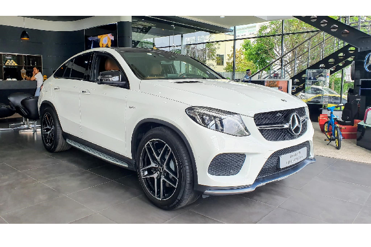 GLE 43 lần đầu được giới thiệu tại Việt Nam từ 7/2017 ở sự kiện Mercedes-Benz Fascination. Sau 2 năm trên thị trường, hiện showroom Mercedes chỉ còn duy nhất một chiếc GLE 43. Đây cũng sẽ là chiếc xe Mercedes-AMG GLE 43 2017 cuối cùng của MBV, chuẩn bị cho việc nhập đời mới trong tương lai.