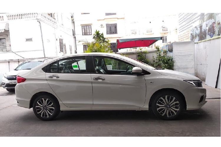 Hiện tại, Honda Việt Nam (HVN) vẫn chưa công bố giá bán Honda City E mới, nhưng theo nhân viên kinh doanh của Honda Việt Nam thì mẫu City E có giá bán niêm yết 529 triệu đồng. Nhìn chung, mức giá này thấp hơn 30 triệu đồng so với City CVT (559 triệu đồng), 70 triệu đồng so với City TOP (599 triệu đồng) và 89 triệu đồng so với City Modulo hàng đầu (589 triệu đồng).