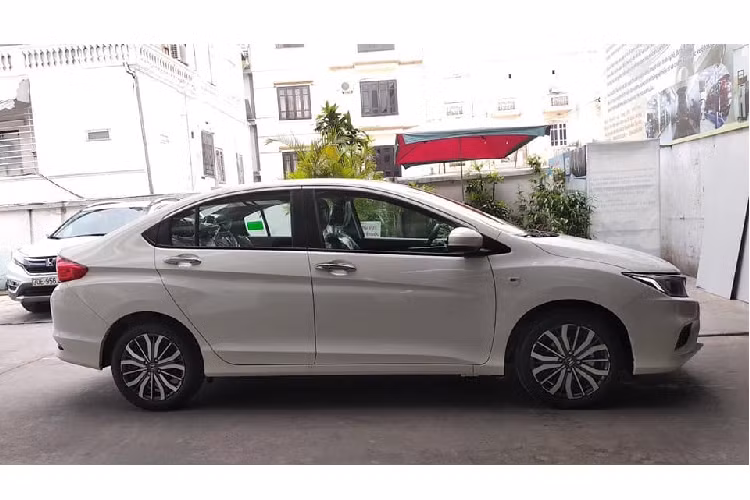 Hiện tại, Honda Việt Nam (HVN) vẫn chưa công bố giá bán Honda City E mới, nhưng theo nhân viên kinh doanh của Honda Việt Nam thì mẫu City E có giá bán niêm yết 529 triệu đồng. Nhìn chung, mức giá này thấp hơn 30 triệu đồng so với City CVT (559 triệu đồng), 70 triệu đồng so với City TOP (599 triệu đồng) và 89 triệu đồng so với City Modulo hàng đầu (589 triệu đồng).