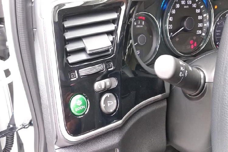 Phiên bản City E không có khác biệt về động cơ và hộp số, xe vẫn sử dụng động cơ 4 xy-lanh thẳng hàng (I4) SOHC dung tích 1.5L hút khí tự nhiên (N/A) cho công suất tối đa 118 mã lực tại 6.600 v/p và mô-men xoắn cực đại 145Nm tại 4.600 v/p. Sức mạnh được truyền xuống cầu trước (FWD) thông qua hộp số tự động vô cấp (CVT).