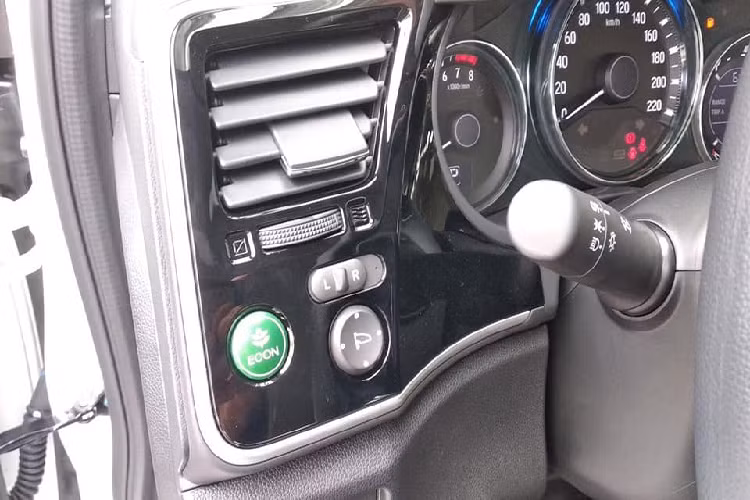 Phiên bản City E không có khác biệt về động cơ và hộp số, xe vẫn sử dụng động cơ 4 xy-lanh thẳng hàng (I4) SOHC dung tích 1.5L hút khí tự nhiên (N/A) cho công suất tối đa 118 mã lực tại 6.600 v/p và mô-men xoắn cực đại 145Nm tại 4.600 v/p. Sức mạnh được truyền xuống cầu trước (FWD) thông qua hộp số tự động vô cấp (CVT).