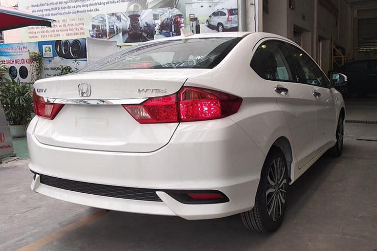 Theo chia sẻ của nhân viên bán hàng tại đại lý, hiện nay khách hàng đã có thể đặt cọc trước với mức giá xe Honda City E là 529 triệu đồng. Đây sẽ là một gợi ý dành cho những người đang có nhu cầu mua sedan hạng B số tự động với giá bán dễ tiếp cận để phục vụ cho gia đình hoặc chạy dịch vụ.