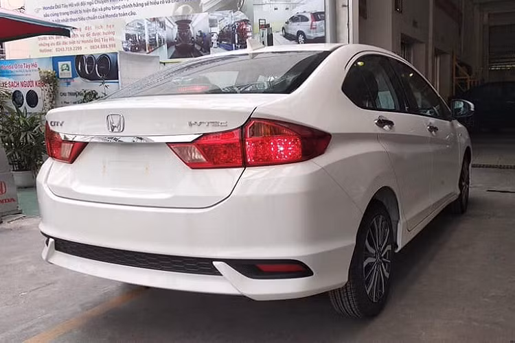 Theo chia sẻ của nhân viên bán hàng tại đại lý, hiện nay khách hàng đã có thể đặt cọc trước với mức giá xe Honda City E là 529 triệu đồng. Đây sẽ là một gợi ý dành cho những người đang có nhu cầu mua sedan hạng B số tự động với giá bán dễ tiếp cận để phục vụ cho gia đình hoặc chạy dịch vụ.