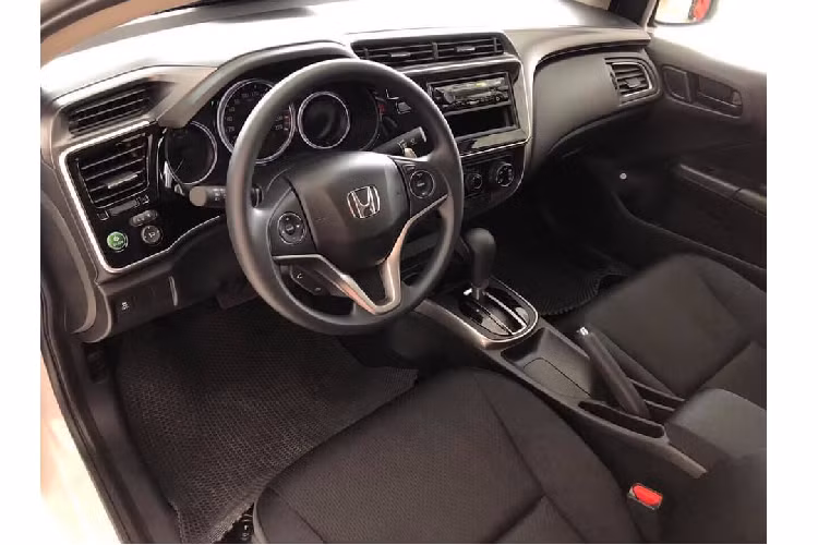 Ngoài ra trên mẫu sedan Honda City E mới này, nó vẫn sở hữu các trang bị ngoại thất tương tự như bản G với bộ mâm hợp kim 16 inch sơn 2 màu và hệ thống đèn pha dạng Halogen tích hợp đèn định vị LED ban ngày.