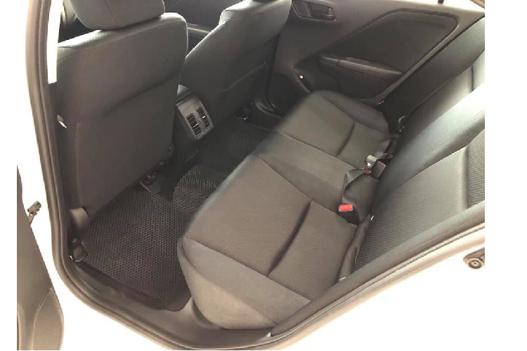 Để có mức giá thấp hơn so với phiên bản City G, phiên bản City E đã bị cắt bỏ đi màn hình cảm ứng 6,8 inch để thay thế bằng đầu đọc CD đơn giản; gương xe cắt tính năng gập điện; gương trang điểm, đèn cốp và camera lùi cũng đều bị cắt bỏ. Ngoài ra, các trang bị khác giống bản G như ghế nỉ, hệ thống âm thanh 4 loa, điều hoà một vùng chỉnh cơ, gương chiếu hậu chỉnh điện. Các trang bị an toàn… vẫn được giữ nguyên.