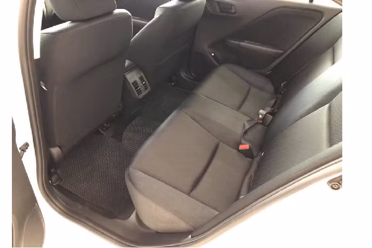 Để có mức giá thấp hơn so với phiên bản City G, phiên bản City E đã bị cắt bỏ đi màn hình cảm ứng 6,8 inch để thay thế bằng đầu đọc CD đơn giản; gương xe cắt tính năng gập điện; gương trang điểm, đèn cốp và camera lùi cũng đều bị cắt bỏ. Ngoài ra, các trang bị khác giống bản G như ghế nỉ, hệ thống âm thanh 4 loa, điều hoà một vùng chỉnh cơ, gương chiếu hậu chỉnh điện. Các trang bị an toàn… vẫn được giữ nguyên.