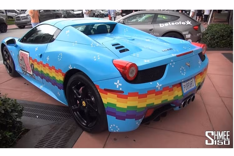 Nhưng đôi lúc, việc sở hữu một chiếc xe đắt tiền, xa xỉ hay thậm chí là thuộc loại "hàng hiếm" vẫn là chưa đủ. Trên hết, các ngôi sao còn muốn trở nên nổi bật hơn nữa, tới mức người ta còn không nhận ra đó là mẫu xe gì. Và dưới đây là những pha độ xe đầy bất ngờ, những màu sơn mới lạ, bắt mắt, thậm chí "điên rồ" xuất hiện trên những xế hộp của sao.