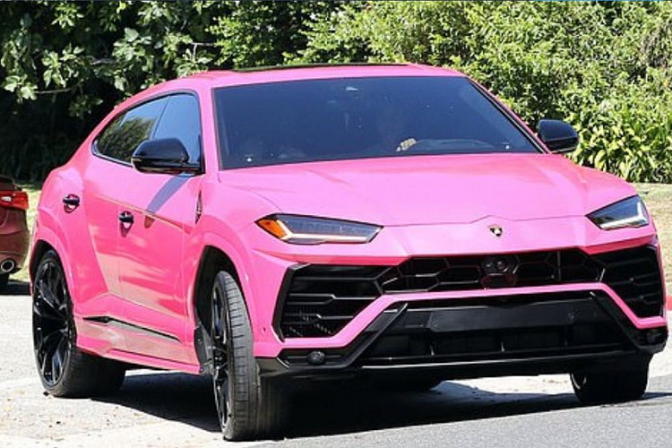 Lamborghini Urus của Justin Bieber được sơn màu hồng. Tháng 8/2018, anh chàng đã tự hào khoe chiếc Lamborghini Urus màu hồng rực của mình, khiến dư luận trầm trồ. Trước đó, chiếc xe được mua nguyên bản với màu đen, trị giá khoảng 250,000 đô la Mỹ (khoảng 5.8 tỷ đồng).