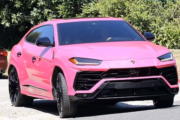 Lamborghini Urus của Justin Bieber được sơn màu hồng. Tháng 8/2018, anh chàng đã tự hào khoe chiếc Lamborghini Urus màu hồng rực của mình, khiến dư luận trầm trồ. Trước đó, chiếc xe được mua nguyên bản với màu đen, trị giá khoảng 250,000 đô la Mỹ (khoảng 5.8 tỷ đồng).
