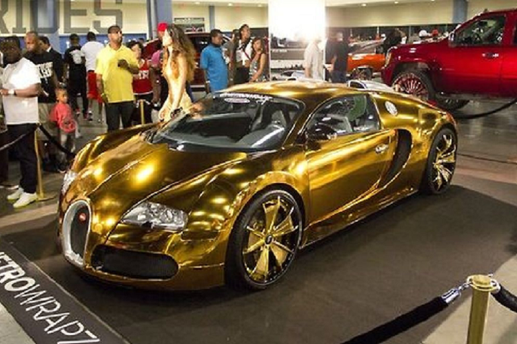 Bugatti Veyron "bọc vàng" của Flo Rida. Rapper Flo Rida đã mua được chiếc Bugatti Veyron với một mức giá khá hời - 1.7 triệu đô la Mỹ. Tuy nhiên, chiếc xe có lẽ là chưa đủ hào nhoáng với ngôi sao người Mỹ. Sau 1 thời gian cầm lái với màu sơn trắng ngọc trai nguyên bản, anh ta đã "xuống tay" bọc lại lớp vỏ bên ngoài tại Metro Wrapz ở Florida với phương châm táo bạo - "Go chrome or go home" (tạm dịch là bằng mọi giá phải sơn xe màu chrome)