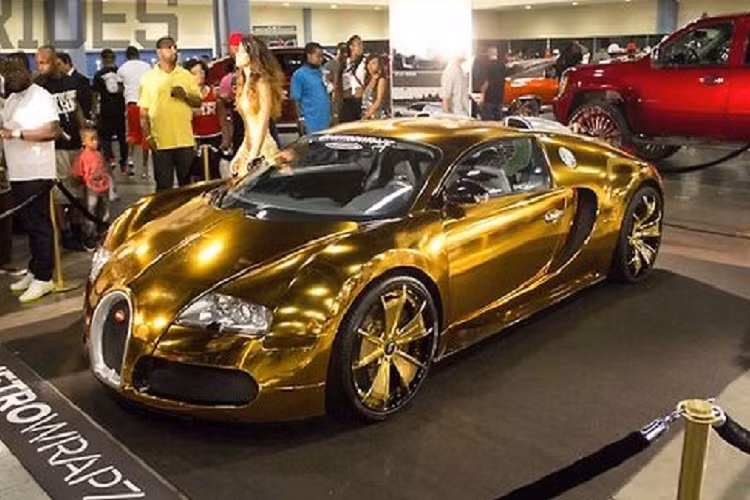 Bugatti Veyron "bọc vàng" của Flo Rida. Rapper Flo Rida đã mua được chiếc Bugatti Veyron với một mức giá khá hời - 1.7 triệu đô la Mỹ. Tuy nhiên, chiếc xe có lẽ là chưa đủ hào nhoáng với ngôi sao người Mỹ. Sau 1 thời gian cầm lái với màu sơn trắng ngọc trai nguyên bản, anh ta đã "xuống tay" bọc lại lớp vỏ bên ngoài tại Metro Wrapz ở Florida với phương châm táo bạo - "Go chrome or go home" (tạm dịch là bằng mọi giá phải sơn xe màu chrome)