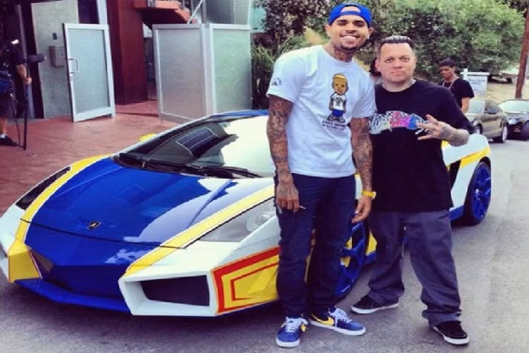 Lamborghini Gallardo của Chris Brown. Nghệ sĩ - ngôi sao của những scandal Chris Brown dường như cũng là một nghệ sĩ graffiti khi thường xuyên bị bắt gặp với những chiếc xe mạnh mẽ, mang theo mình những lớp sơn dị đặc biệt.