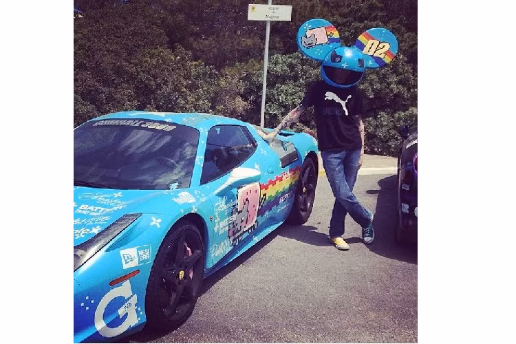 Ferrari của DJ Deadmau5 và sự cuồng nhiệt dành cho Nyan Cat. Deadmau5 còn thậm chí đã gọi chiếc Ferrari kỳ quái của của mình là "Purrari" và trang bị cả logo mới Purrari, xuất hiện trên cả thảm trải sàn. Sau đó, chiếc xe nhận được rất nhiều sự chú ý của giới truyền thông đến nỗi mà Ferrari phải gửi cho anh một lá thư đề nghị chấm dứt hành động kỳ quái trên.