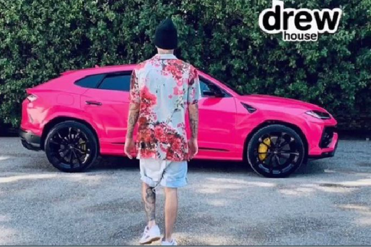 Tuy nhiên có lẽ vì chưa đủ nổi bật nên anh chàng đã thay cho xế cưng màu áo hồng rực rỡ nhất, giống hệt màu nền của búp bê Barbie. Câu hỏi có thể đã được đặt ra về độ nam tính của chiếc xe với lớp sơn mới nhưng chắc chắn một điều rằng chiếc Urus này đã trở nên thiếu tính thẩm mỹ hơn đáng kể.