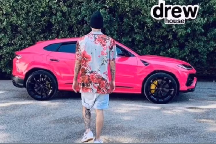 Tuy nhiên có lẽ vì chưa đủ nổi bật nên anh chàng đã thay cho xế cưng màu áo hồng rực rỡ nhất, giống hệt màu nền của búp bê Barbie. Câu hỏi có thể đã được đặt ra về độ nam tính của chiếc xe với lớp sơn mới nhưng chắc chắn một điều rằng chiếc Urus này đã trở nên thiếu tính thẩm mỹ hơn đáng kể.