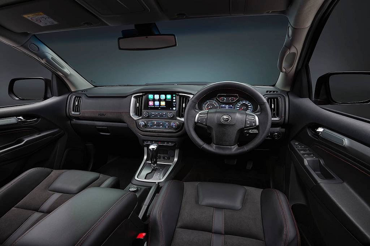 Bên trong cabin, bán tải HSV Colorado Sportscat Series 2 được trang bị các ghế thể thao bọc nhung Windsor với đệm đỡ hông và đùi người ngồi được cải thiện so với đời cũ. Logo HSV cũng tiếp tục xuất hiện trên nhiều chi tiết như tựa đầu, thảm trải sàn và bảng táp-lô của chiếc xe.