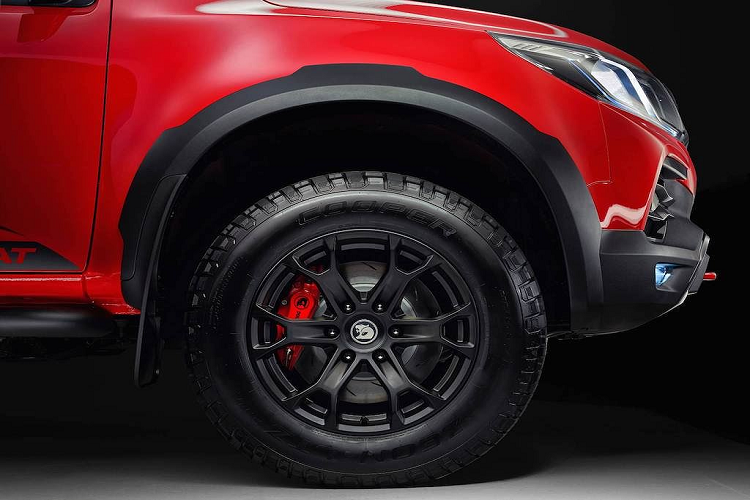 Mọi model bán tải Chevrolet Colorado Sportscat Series 2 đều sẽ được trang bị bộ mâm 6 cánh chữ Y thể thao với đường kính 18 inch và bản rộng 10 inch sơn màu đen mờ. Bọc xung quanh những chiếc vành này là lốp hỗn hợp Cooper Zeon LTZ Pro Sports All-Terrain.